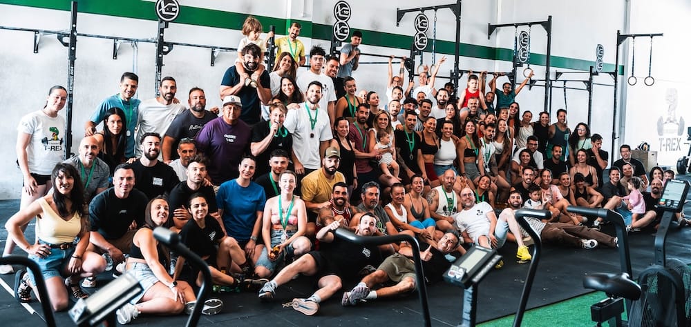 Foto de grupo del aniversario del box, con todo el mundo posando en el rack