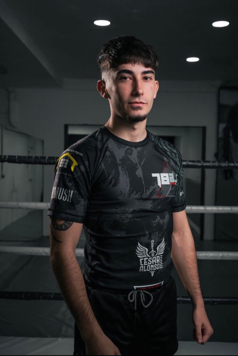 Alejandro Merino, entrenador de las clases de boxeo en Fuenlabrada de CrossFit T-Rex, de pie en el ring