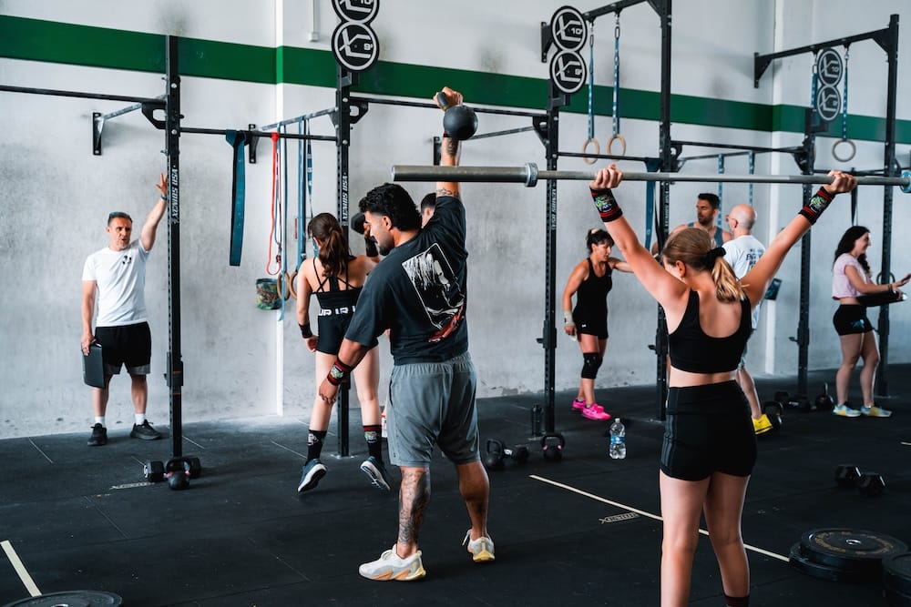 Clase en marcha en el rack: kettlebell por encima de la cabeza y barra en los hombros