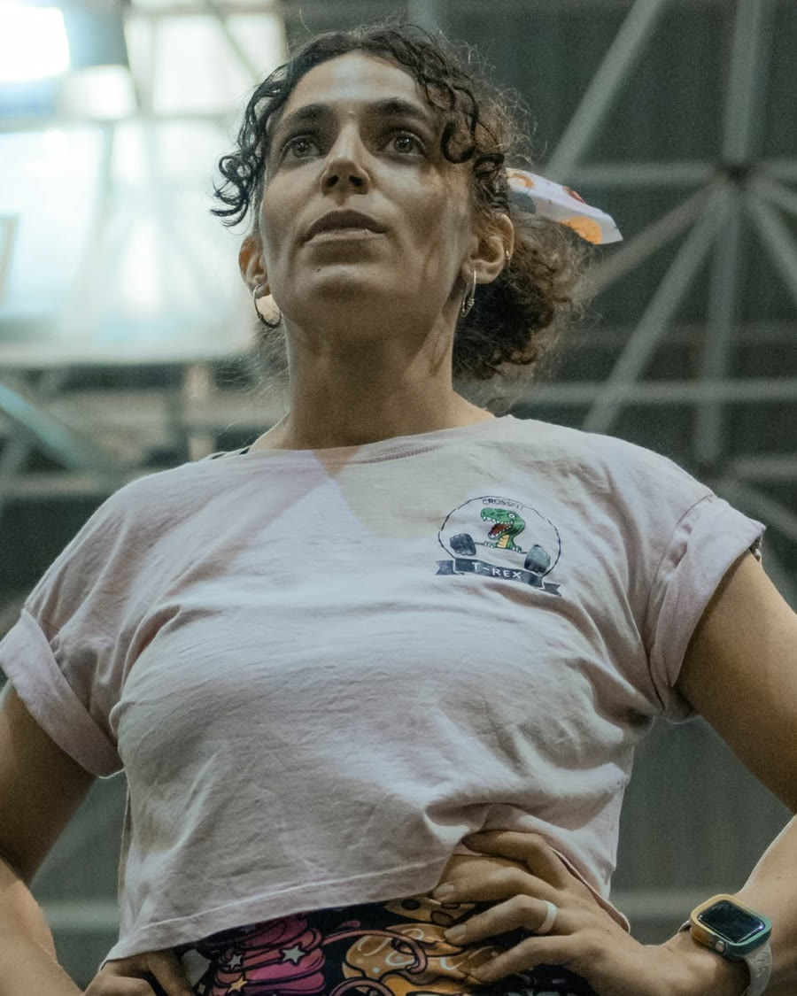 Retrato de Raquel Sánchez con la camiseta del box, con las manos en la cintura