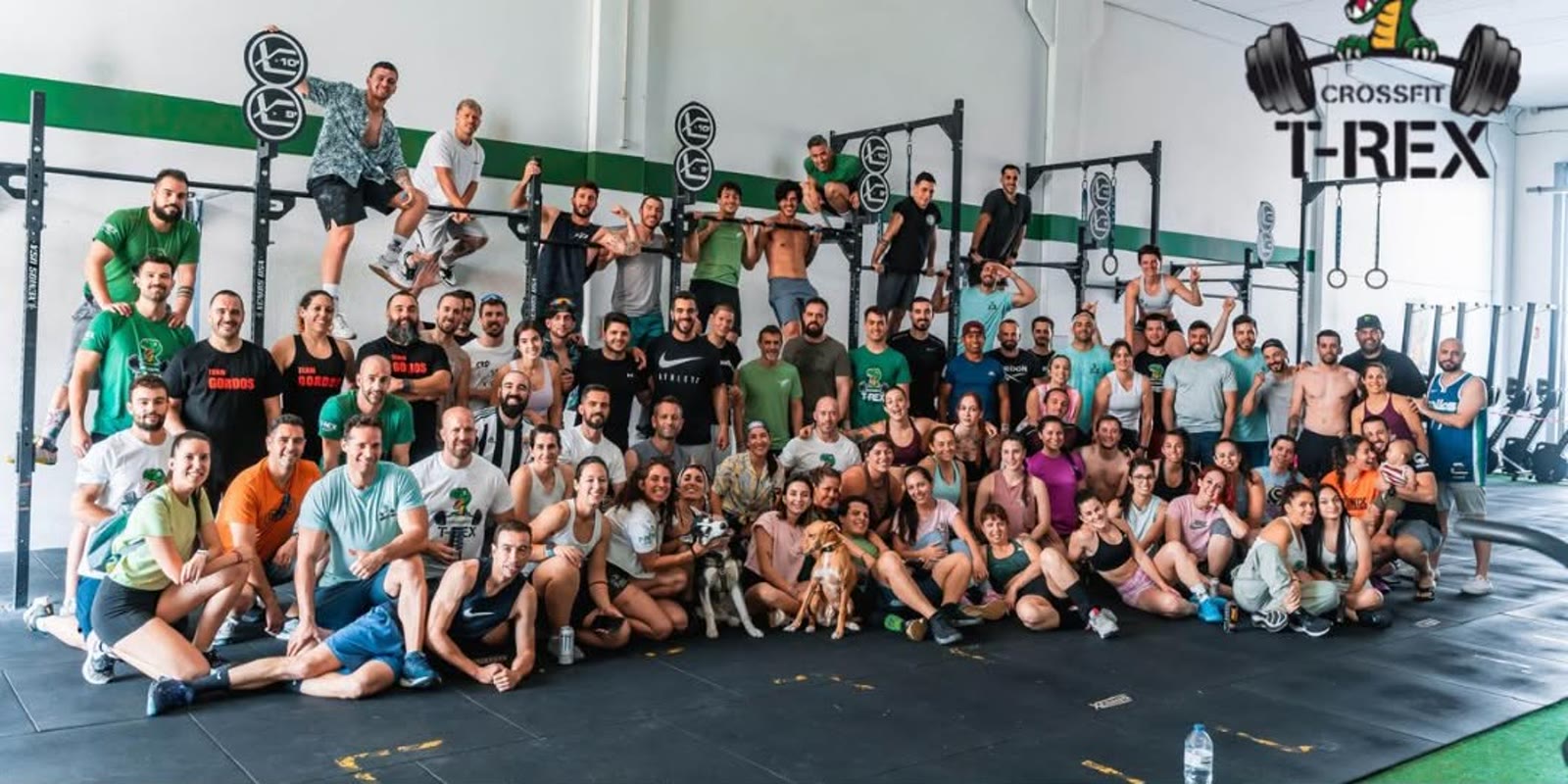 Foto de grupo con cerca de cien socios del box posando en las espalderas y en el suelo