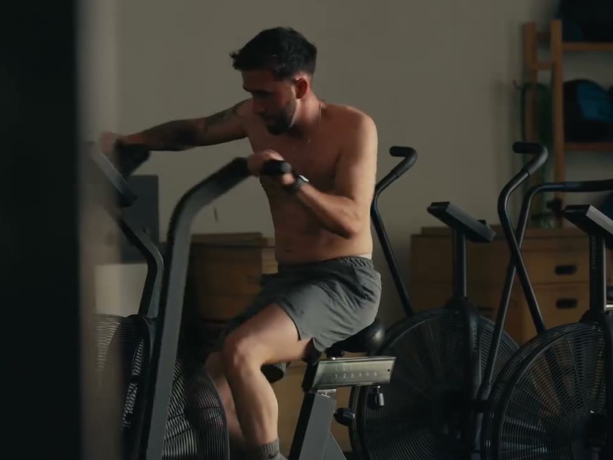 Un socio entrenando en la bicicleta de aire