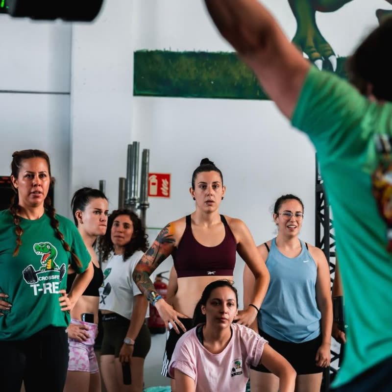Grupo atento a la explicación del entrenador antes de empezar